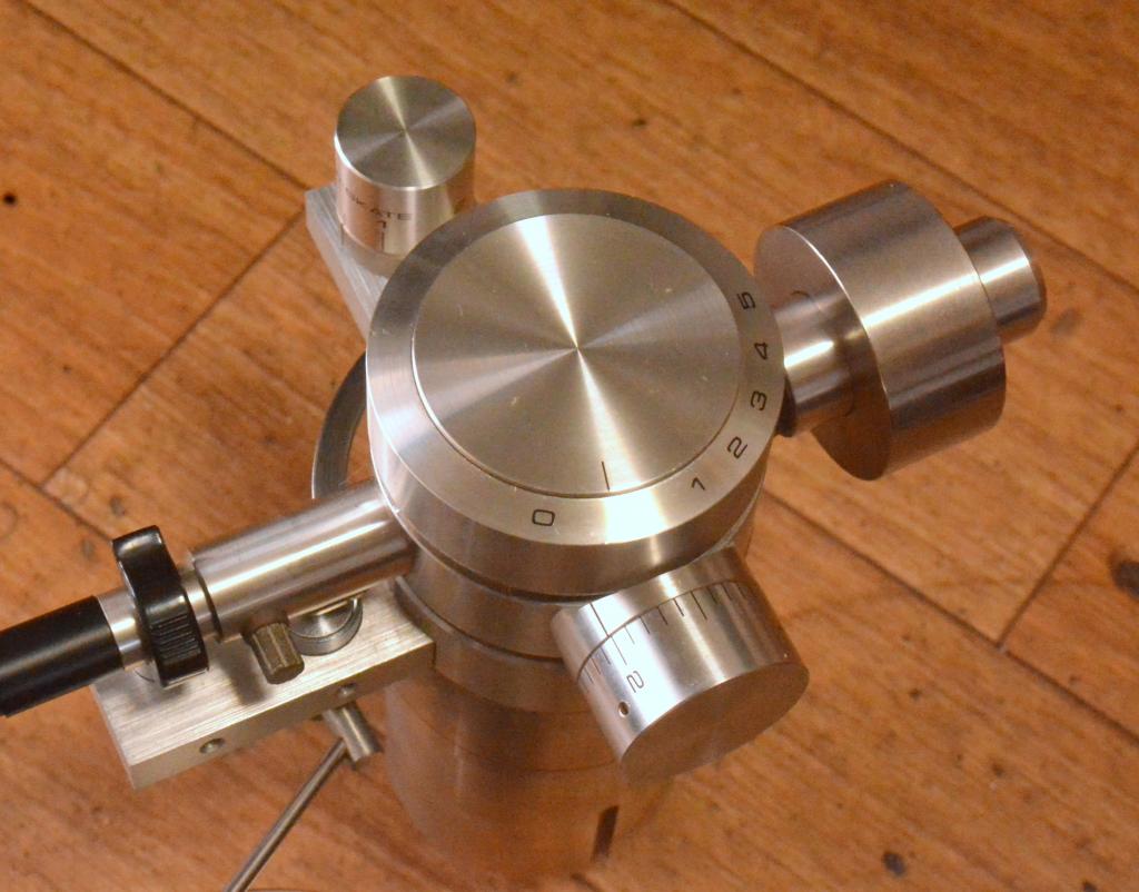 Exclusive EA-10 dynamic balanced tonearm for professional * cable include