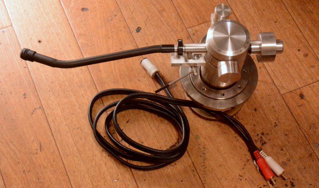 Exclusive EA-10 dynamic balanced tonearm for professional * cable include