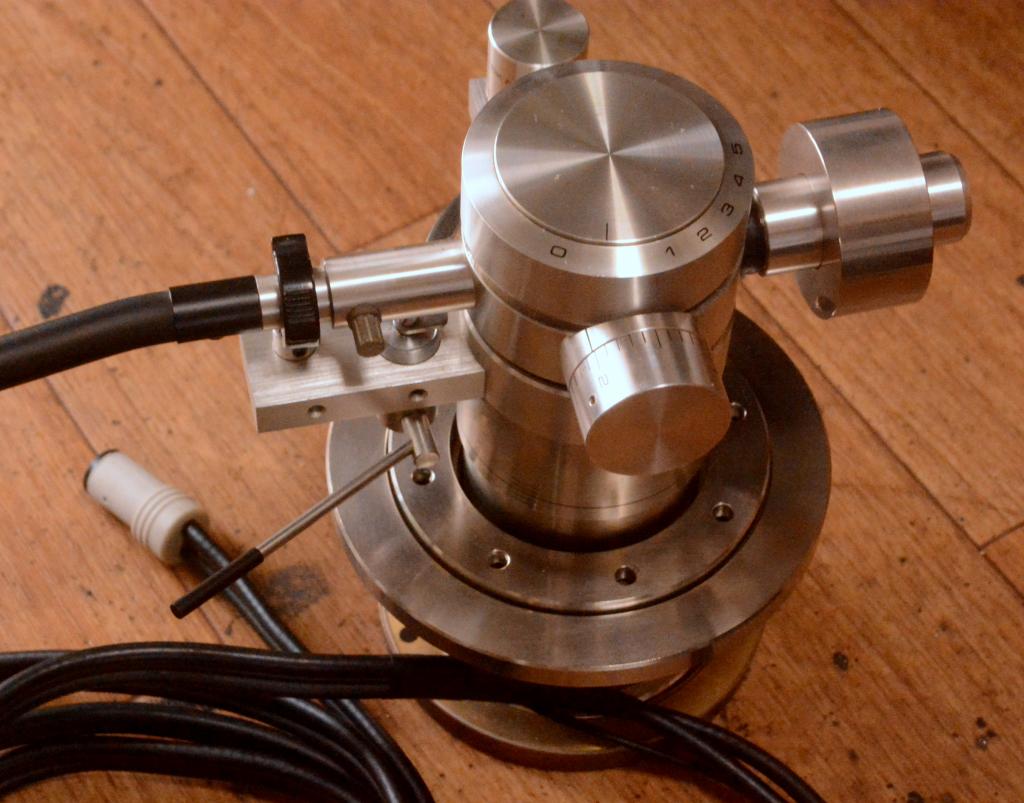 Exclusive EA-10 dynamic balanced tonearm for professional * cable include