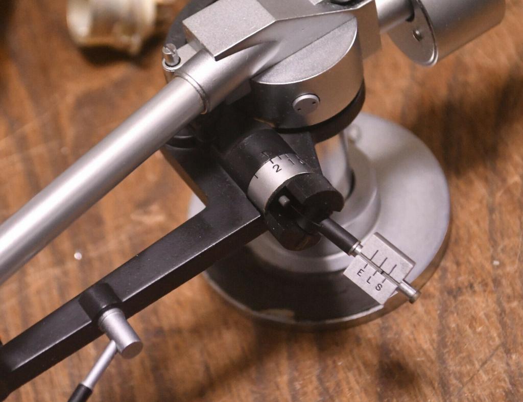 Audio Technica AT-1010 tonearm with original headshell and cable
