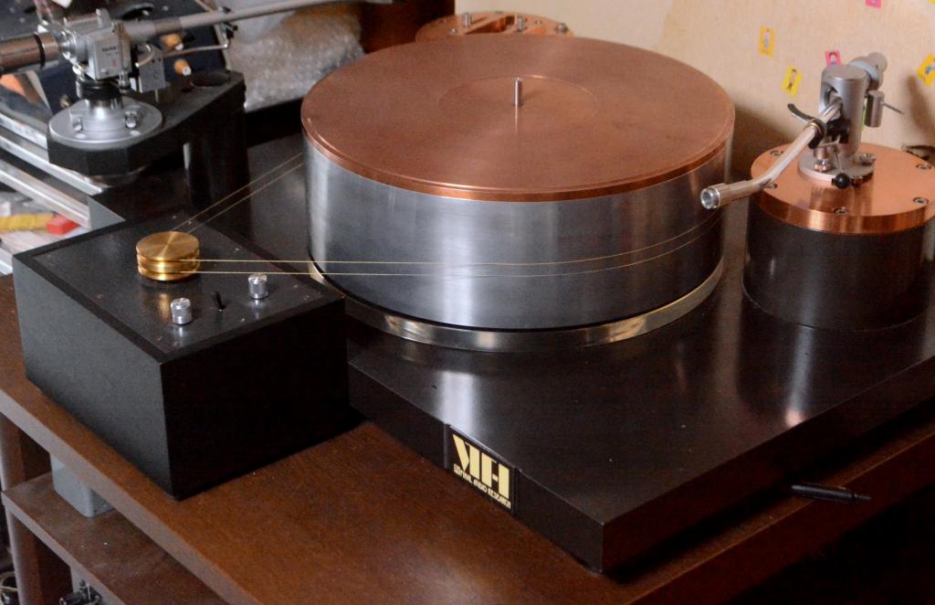 70s Final Audio Research VTT-1 Reference Limited turntable with VM-7 matt and motor